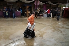 Foto 6 - Despedida de una feria comunera mojada en agua