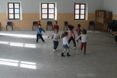 Foto 5 - Los niños aprenden a bailar música moderna