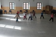 Foto 4 - Los niños aprenden a bailar música moderna