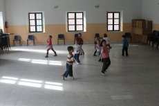 Foto 3 - Los niños aprenden a bailar música moderna