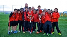 Cerca de una veintena de equipos y 300 niños llevan al éxito el cuarto torneo de Fútbol 7