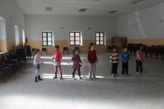 Los niños aprenden a bailar música moderna