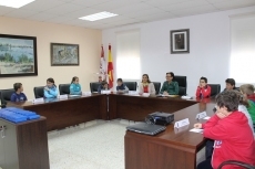 Didáctica visita de los alumnos del CRA La Flecha para conocer el Ayuntamiento