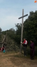 El sol alumbra a los peregrinos durante el V&iacute;a Crucis hacia el Pico de la Due&ntilde;a