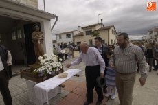 Foto 6 - Los vecinos de Ivanrey procesionan a su patrón