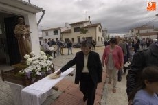 Foto 5 - Los vecinos de Ivanrey procesionan a su patrón