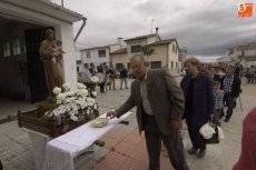 Foto 4 - Los vecinos de Ivanrey procesionan a su patrón