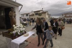 Foto 3 - Los vecinos de Ivanrey procesionan a su patrón