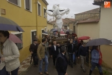 Foto 6 - Rocambolesca bajada del Cristo por culpa de la lluvia