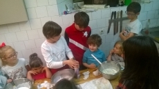 Foto 5 - Los niños elaboran el regalo más dulce para el Día de la Madre