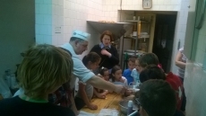 Foto 4 - Los niños elaboran el regalo más dulce para el Día de la Madre