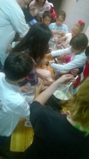 Foto 3 - Los niños elaboran el regalo más dulce para el Día de la Madre