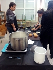 Foto 6 - Quesería La Antigua muestra a los alumnos del CRA Pérez Villanueva cómo se elabora el queso