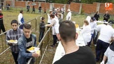 Foto 6 - Los vecinos de San José capean la lluvia para degustar la paella popular 
