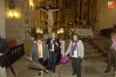 Foto 5 - Los vecinos optan por ahorrarse otra procesión bajo la lluvia
