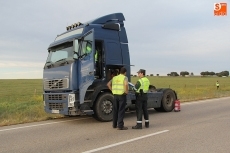 Foto 3 - Espectacular incendio de un tráiler en la CL-517 a la altura de Villaseco de los Gamitos