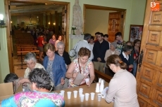 Foto 4 - La Virgen de F&aacute;tima procesiona entre velas en una noche veraniega
