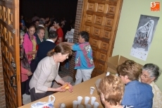 Foto 3 - La Virgen de F&aacute;tima procesiona entre velas en una noche veraniega