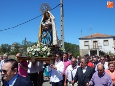 Foto 4 - Los vecinos escoltan en procesión a la Virgen de los Remedios