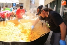 Foto 6 - Vecinos y amigos degustan un buen plato de paella solidaria 