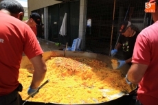 Foto 5 - Vecinos y amigos degustan un buen plato de paella solidaria 