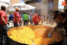 Foto 4 - Vecinos y amigos degustan un buen plato de paella solidaria 