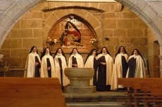 Foto 3 - Los vecinos llenan la iglesia para presenciar la obra ‘Teresa, la jardinera de la luz’