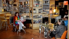 Foto 3 - La salmantina A. Villoria presenta su libro ‘Con los pies en el suelo’