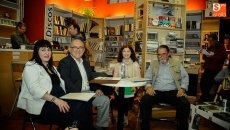 Foto 3 - La librería Hydria se llena para presenciar un recital de poesía erótica