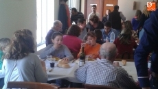 Foto 5 - La comida popular congrega a todos los vecinos durante las fiestas de la Virgen de la Esperanza