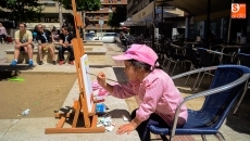 Niños y mayores disfrutan con la paleta y los pinceles en la plaza de Carmelitas