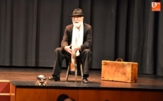 Entretenida tarde con las historias de Denis Rafter como un bululú para homenajear a Rosa García...