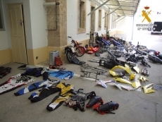 La Guardia Civil desarticula un centro de desmontaje de motocicletas robadas en Villares de la Reina