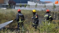 Foto 4 - Un incendio afecta al entorno de la piscina climatizada de Ciudad Rodrigo y daña el vallado