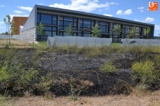Foto 6 - Un incendio afecta al entorno de la piscina climatizada de Ciudad Rodrigo y daña el vallado