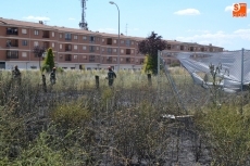 Foto 3 - Un incendio afecta al entorno de la piscina climatizada de Ciudad Rodrigo y daña el vallado
