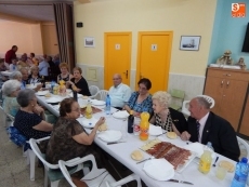 Foto 3 - Los mayores disfrutan de las fiestas con buen yantar y mejor compañía