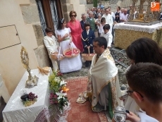 Foto 6 - El Santísimo Cristo procesiona sobre alfombras de tomillo y pétalos de rosa