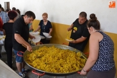 Foto 3 - Cáritas reparte medio millar de raciones de su paella solidaria