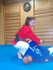 Foto 3 - Integrantes de Dojo Kun participan en un curso de defensa personal policial