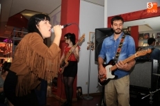 Foto 6 - El grupo Redneck Surfers deleita a los asistentes en el concierto de la librería Hydria