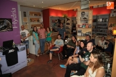 Foto 5 - El grupo Redneck Surfers deleita a los asistentes en el concierto de la librería Hydria