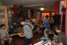 Foto 4 - El grupo Redneck Surfers deleita a los asistentes en el concierto de la librería Hydria