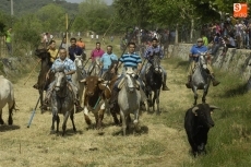 Foto 3 - Los caballistas cumplen su misi&oacute;n en el primer encierro de las fiestas