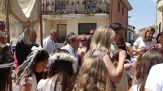 Foto 3 - Los niños y niñas de la primera comunión recorren las calles en la procesión del Corpus