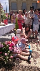 Foto 4 - Los niños de Primera Comunión arropan al Santísimo 