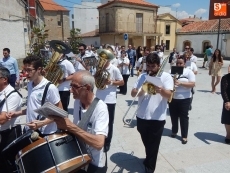 Foto 6 - Tradición y solemnidad para escoltar al Santísimo por las calles del municipio