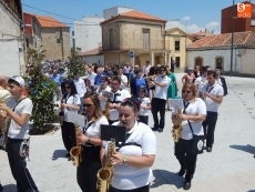 Foto 5 - Tradición y solemnidad para escoltar al Santísimo por las calles del municipio