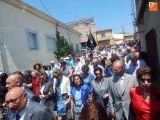 Foto 3 - Tradición y solemnidad para escoltar al Santísimo por las calles del municipio