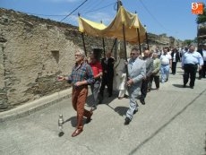 Foto 4 - Los niños protagonizan la bendición del Santísimo en Salvatierra de Tormes